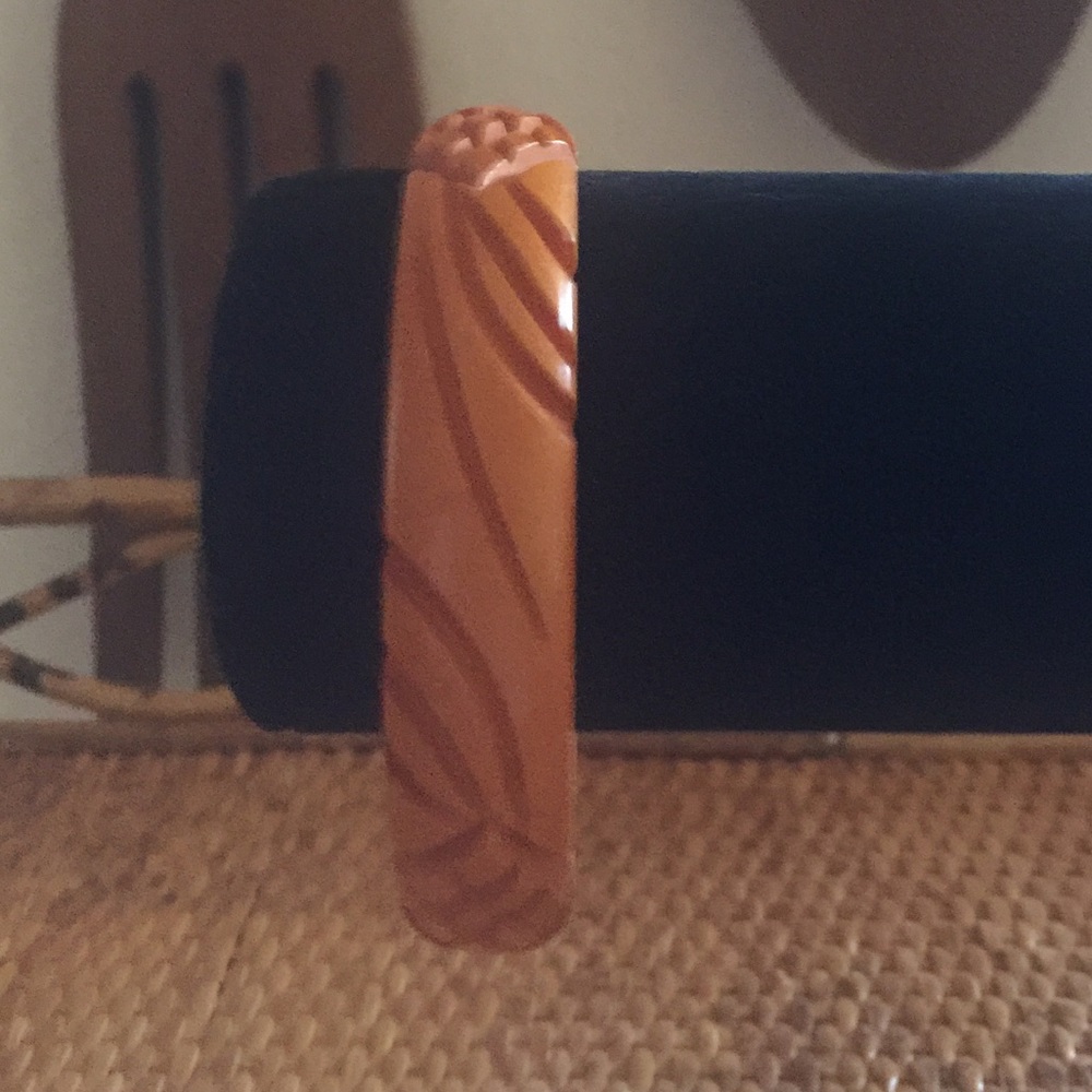 BAKELITE DEEPLY CARVED BRACELET